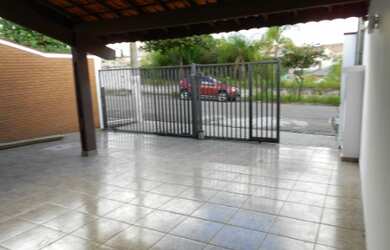 Imagem: A casa possui 4 Dormitórios, 2 Suítes, 3 Banheiros, 4 Vagas