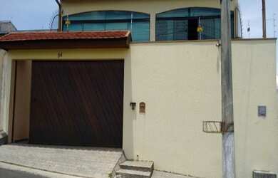 Imagem: A casa possui 5 Dormitórios, 1 Suíte, 3 Banheiros, 4 Vagas