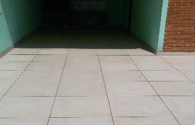 Imagem: A casa possui 5 Dormitórios, 1 Suíte, 2 Banheiros, 4 Vagas