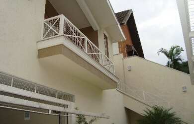 Imagem: A casa possui 3 Dormitórios, 1 Suíte, 3 Banheiros, 4 Vagas