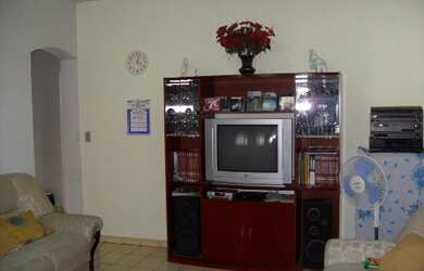 Imagem: A casa possui 4 Dormitórios, 2 Banheiros, 3 Vagas na garagem