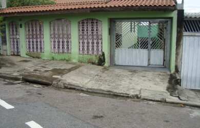 Imagem: A casa possui 3 Dormitórios, 1 Suíte, 2 Banheiros, 8 Vagas