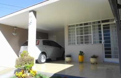 Imagem: A casa possui 2 Dormitórios, 2 Banheiros, 2 Vagas na garagem