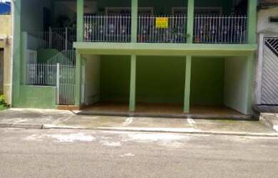 Imagem: A casa possui 4 Dormitórios, 1 Suíte, 3 Banheiros, 3 Vagas