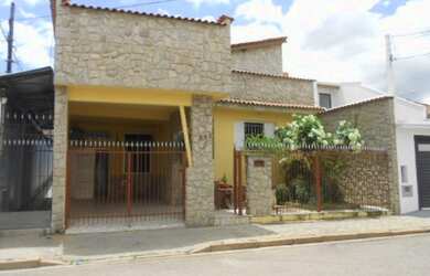 Imagem: A casa possui 2 Dormitórios, 1 Suíte, 4 Banheiros, 2 Vagas