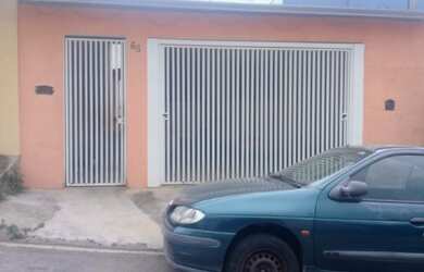 Imagem: A casa possui 4 Dormitórios, 1 Suíte, 2 Banheiros, 3 Vagas