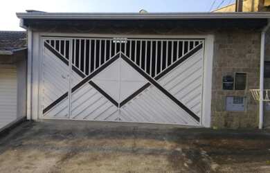 Imagem: A casa possui 3 Dormitórios, 2 Banheiros, 2 Vagas na garagem