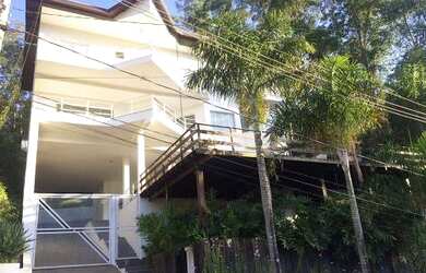 Imagem: A casa em condomínio possui 4 Dormitórios, 1 Suíte, 6 Banheiros