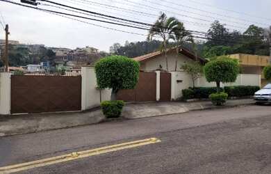 Imagem: A casa possui 3 Dormitórios, 3 Banheiros, 6 Vagas na garagem