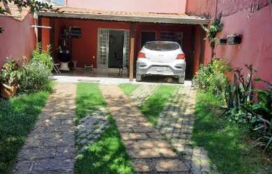 Imagem: A casa possui 2 Dormitórios, 1 Suíte, 2 Banheiros, 4 Vagas