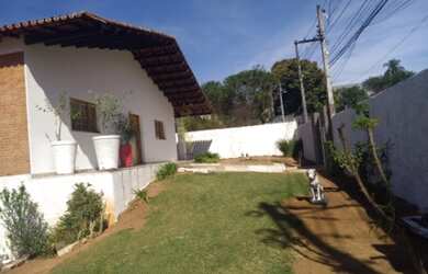 Imagem: A chácara possui 4 Dormitórios, 1 Suíte, 3 Banheiros, 4 Vagas