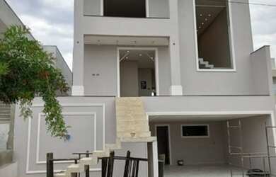 Imagem: A casa em condomínio possui 3 Dormitórios, 3 Suítes, 4 Banheiros