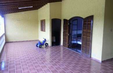 Imagem: A casa possui 3 Dormitórios, 2 Banheiros, 4 Vagas na garagem