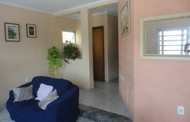 Imagem: A casa possui 3 Dormitórios, 1 Suíte, 2 Banheiros, 4 Vagas