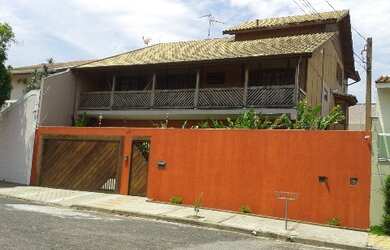 Imagem: A casa possui 3 Dormitórios, 5 Banheiros, 4 Vagas na garagem