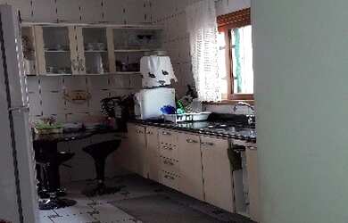 Imagem: A casa possui 4 Dormitórios, 1 Suíte, 4 Banheiros, 2 Vagas