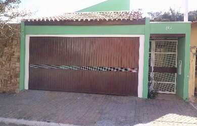 Imagem: A casa possui 2 Dormitórios, 1 Suíte, 3 Banheiros, 2 Vagas