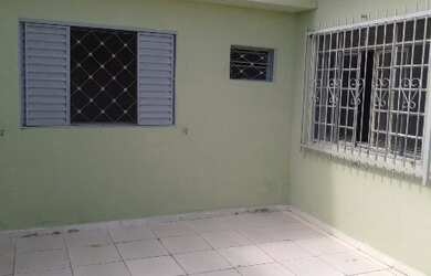 Imagem: A casa possui 4 Dormitórios, 3 Banheiros, 1 Vaga na garagem