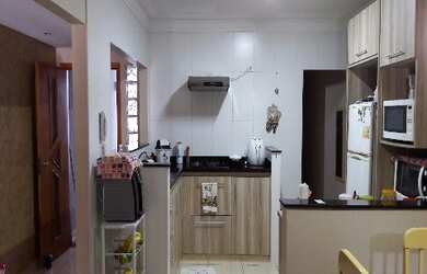 Imagem: A casa possui 3 Dormitórios, 1 Suíte, 3 Banheiros, 2 Vagas