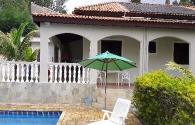 Imagem: A casa possui 3 Dormitórios, 1 Suíte, 3 Banheiros, 4 Vagas