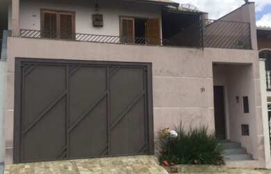 Imagem: A casa possui 3 Dormitórios, 1 Suíte, 3 Banheiros, 2 Vagas