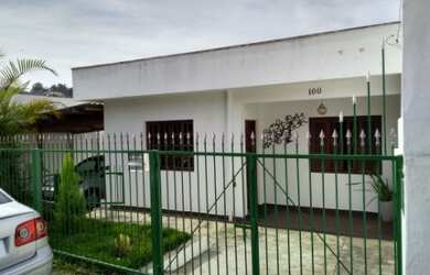 Imagem: A casa possui 2 Dormitórios, 2 Banheiros, 4 Vagas na garagem