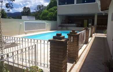 Imagem: A casa em condomínio possui 4 Dormitórios, 3 Suítes, 5 Banheiros