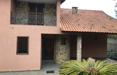 Imagem: A casa possui 4 Dormitórios, 3 Suítes, 5 Banheiros, 4 Vagas