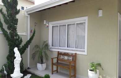 Imagem: A casa em condomínio possui 4 Dormitórios, 2 Suítes, 5 Banheiros