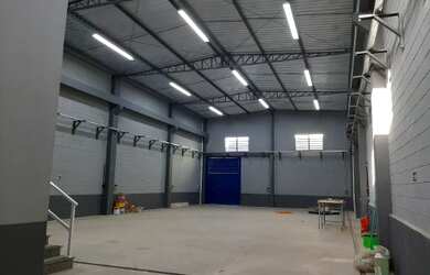 Imagem: O depósito possui 4 Banheiros, 4 Vagas na garagem, 480m² de