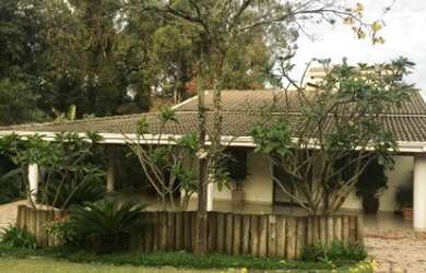 Imagem: A casa em condomínio possui 4 Dormitórios, 2 Suítes, 6 Banheiros