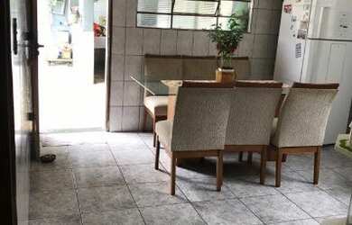 Imagem: A casa possui 4 Dormitórios, 2 Banheiros, 2 Vagas na garagem