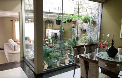 Imagem: A casa possui 3 Dormitórios, 1 Suíte, 3 Banheiros, 7 Vagas