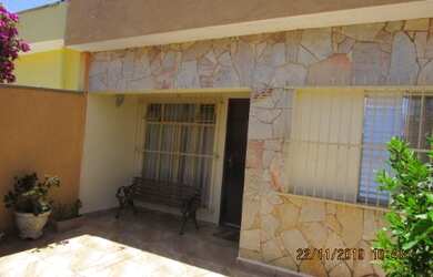 Imagem: A casa à venda possui 2 Dormitórios, 1 Banheiro e 2 Vagas