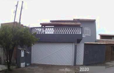 Imagem: A casa possui 3 Dormitórios, 3 Banheiros, 2 Vagas na garagem