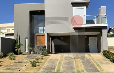 Imagem: A casa em condomínio possui 3 Dormitórios, 3 Suítes, 3 Banheiros