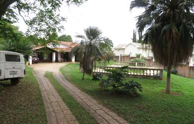 Imagem: A chácara possui 3 Dormitórios, 1 Suíte, 2 Banheiros, 2 Vagas