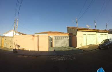 Imagem: A casa possui 3 Dormitórios, 1 Suíte, 3 Banheiros, 2 Vagas