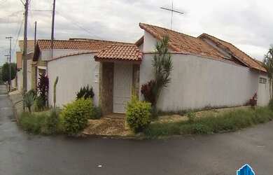 Imagem: A casa possui 2 Dormitórios, 1 Suíte, 3 Banheiros, 2 Vagas