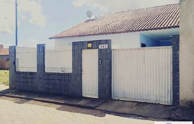 Imagem: A casa possui 3 Dormitórios, 1 Suíte, 1 Banheiro e está