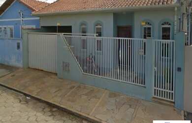 Imagem: A casa possui 3 Dormitórios, 2 Banheiros, 3 Vagas na garagem