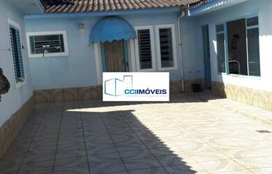 Imagem: A casa possui 3 Dormitórios, 1 Suíte, 2 Banheiros, 4 Vagas