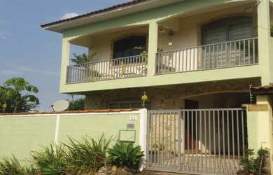 Imagem: A casa possui 4 Dormitórios, 3 Banheiros e está localizado