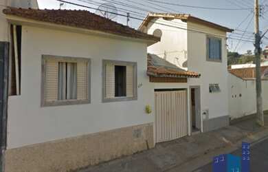 Imagem: A casa possui 3 Dormitórios, 2 Banheiros, 1 Vaga na garagem