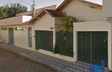 Imagem: A casa possui 3 Dormitórios, 3 Suítes, 1 Vaga na garagem