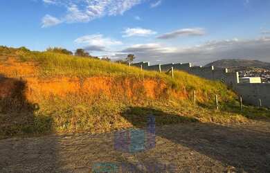 Imagem: O terreno possui 742m² de Área e está localizado em Portal