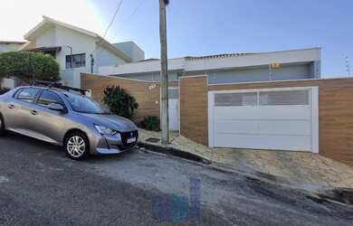 Imagem: A casa possui 3 Dormitórios, 1 Suíte, 2 Banheiros, 2 Vagas