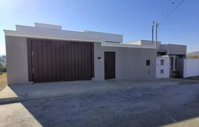 Imagem: A casa possui 3 Dormitórios, 1 Suíte, 1 Banheiro, 2 Vagas