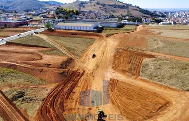 Imagem: O terreno possui 4.000m² de Área e está localizado em Colina