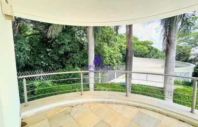 Imagem: A casa em condomínio possui 4 Dormitórios, 4 Suítes, 8 Banheiros